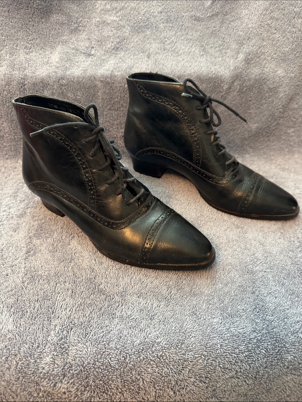 Classic Lace-Up Women's Ankle Boots in Black Leather Size 6